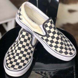 VANS B&W SLIDES 🏁 Men’s size 7.5; Women’s size 9